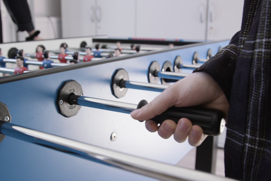 Eine Hand am Tischkicker