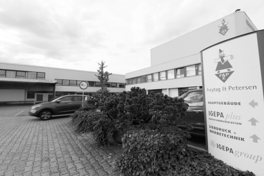 Blick auf den Parkplatz von Freytag und Petersen
