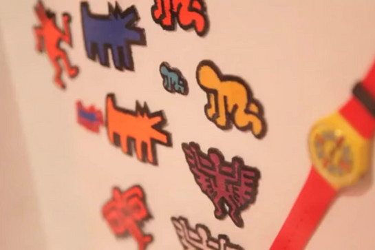 Eine Wand mit bunten Figuren