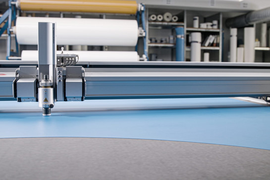 Eine silberne Maschine mit blauen Papier