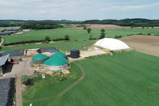 Agraranlage im Sommer