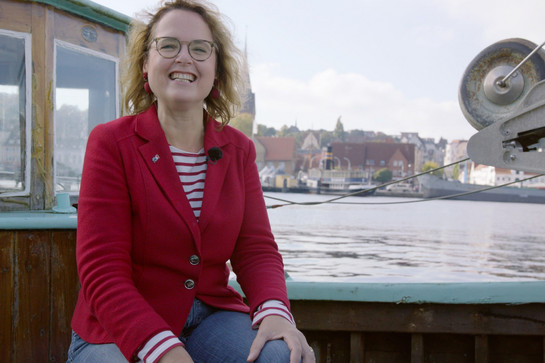 Bettina Bunge lacht in die Kamera