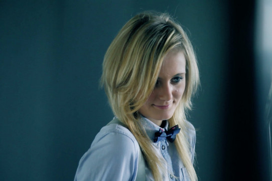 Nahaufnahme, junge blonde Frau in Jeanshemd.