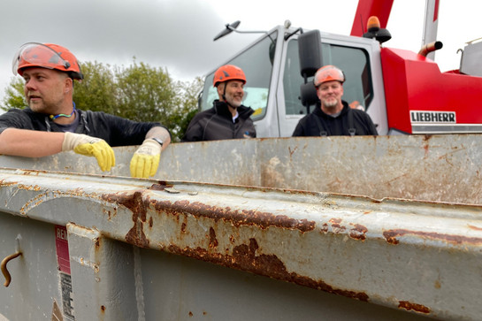 York steht vor einem Metallcontainer