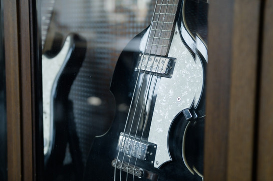 bb_yorkpepa_teaser_03.jpg Eine schwarze Gitarre im Schaufenster