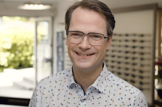 Optiker mit hellem Hemd