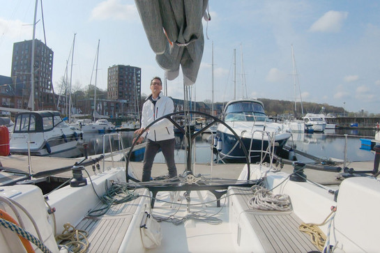 Testimonial Sven Christensen steht am Ruder des Segelschiffs der Sydbank.