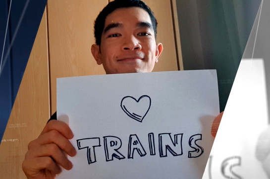 bb_bombardierfarewell_teaser_04_hauptteaser.jpg Ein Mann hält ein Schild mit "I love trains" in der Hand.