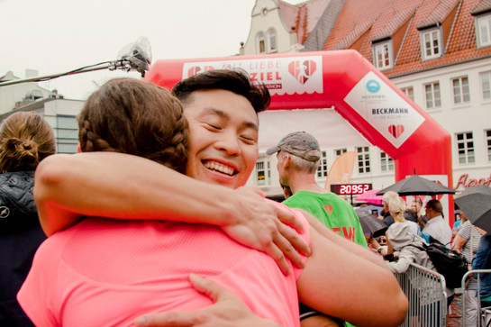 bb_marathon2018_teaser_05_hauptteaser.jpg Ein Marathon Läufer umarmt eine andere Marathon Läuferin