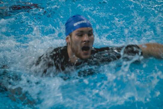 Ein SG Spieler krauelt im Wasser