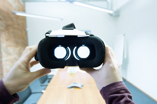 bb_virtual_teaser_04.jpg Blick in eine virtual reality Brille