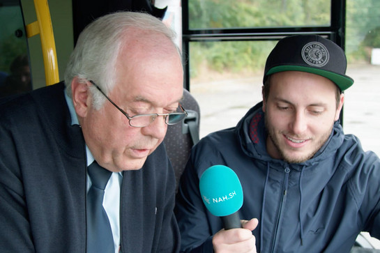 bb_helmut_teaser_02.jpg Ein Mann interviewt den Busfahrer Helmut