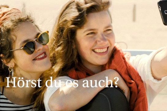 Zwei Frauen machen ein Selfie