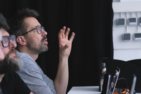 Joachim Freitag gestikuliert mit der Hand