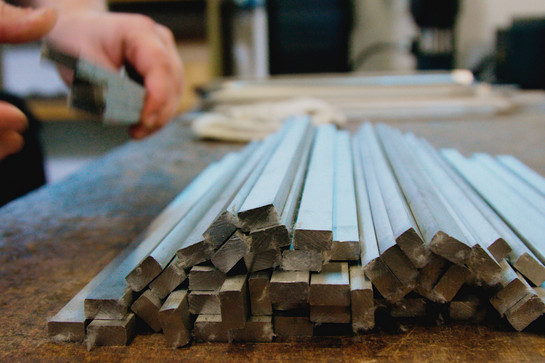 Ein kleiner Stapel an Metallstangen