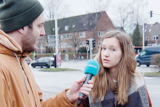 Lars interviewt ein Schulmädchen