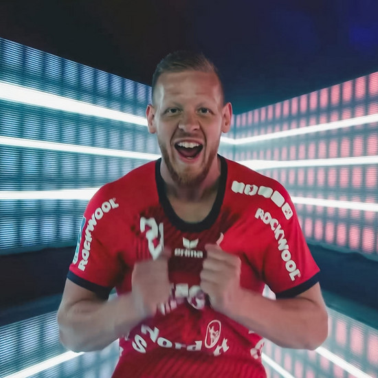 Ein SG Spieler trögt ein rotes Trikot