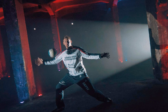 Ein Sg Torwart fängt einen Ball