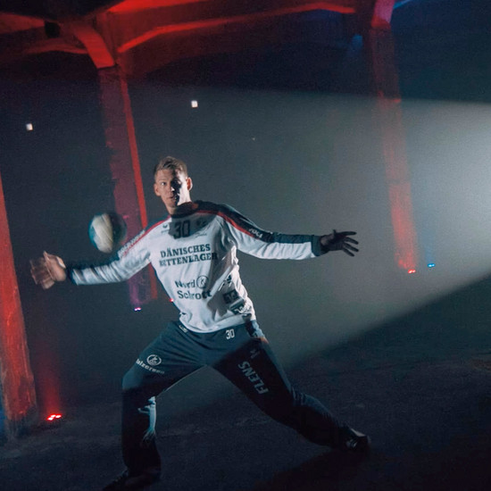 Ein Sg Torwart fängt einen Ball