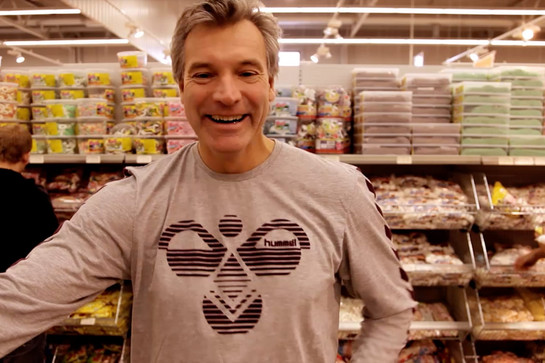 Ein Mann im Hummelshirt steht in der Süßwaren Abteilung