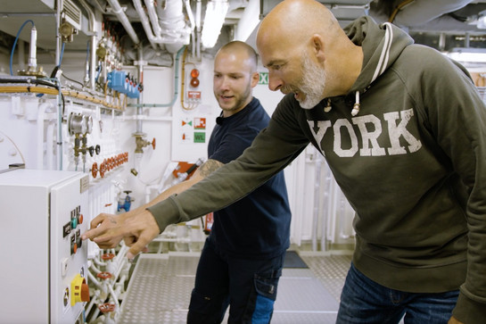 York im Technikraum der Fähre