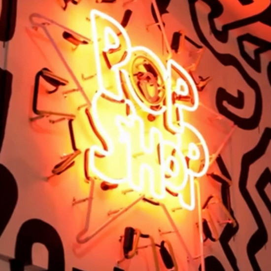 Ein Lichtelement hängt an einer Wand