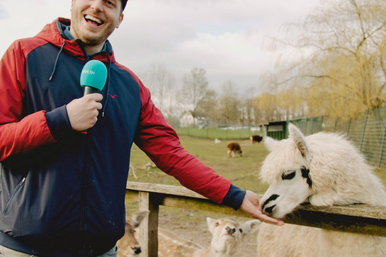Lars füttert ein Lama