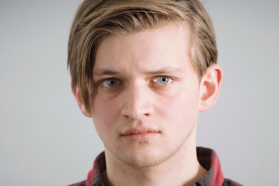 Ein Teenager guckt traurig in die Kamera