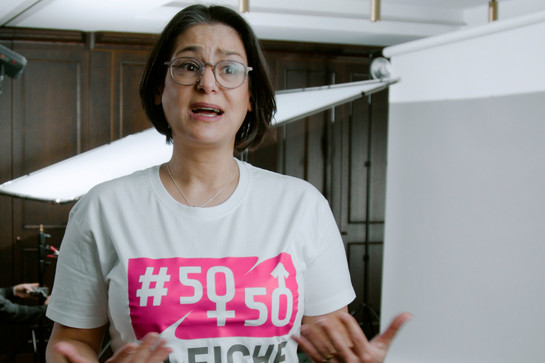 Standbild einer Frau die ein Tshirt vom Landesfrauenrat trägt