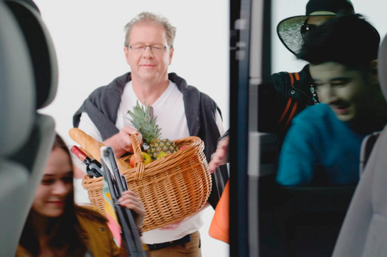Ein Mann hält ein Obstkorb