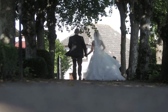bb_hochzeitcb_teaser_06.jpg Kristina geht mit ihrem Mann vom Hof