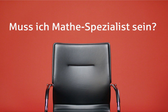 Leerer Bürostuhl vor roten Wand. Darüber: "Muss ich ein Mathe-Spezialist sein?"