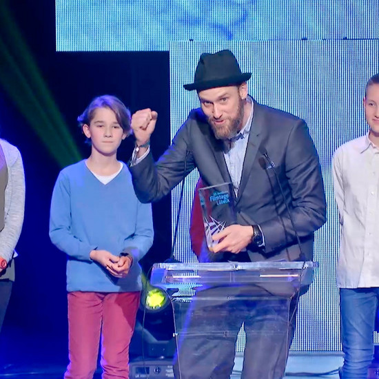 Ein Mann kriegt den Filmpreis überreicht