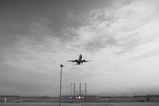 Ein Flugzeug hebt ab