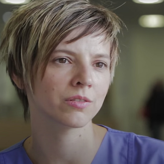 Standbild einer Kinaesthetics Mitarbeiterin