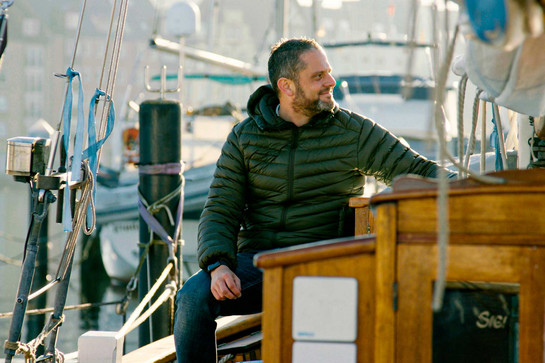 bb_stephan_teaser_05.jpg Timo Klass sitzt auf einem Segelboot
