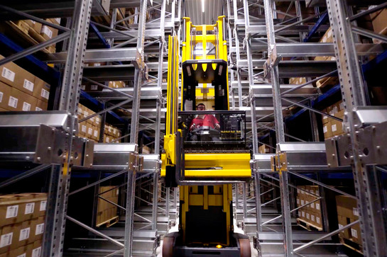 Ein Gabelstapler fährt durch eine Logistik Halle