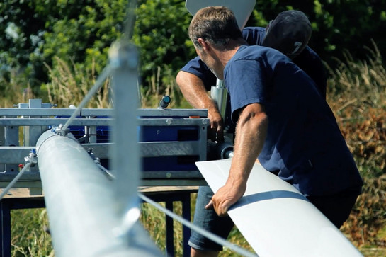 Zwei Mitarbeiter von Easywind bei der Arbeit