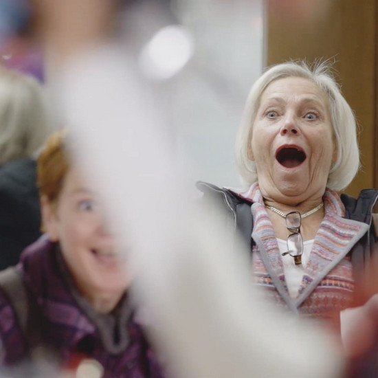 Frau guckt überrascht