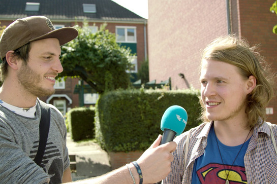 Ein Nah.sh Moderator interviewt einen Mann im Superman Shirt