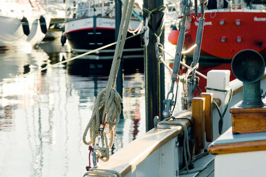 Seile an einem Segelboot