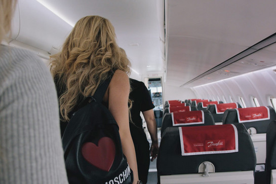 Zwei Frauen gehen in ein Flugzeug