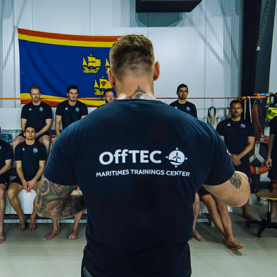 Ein Trainer von OffTec steht vor der Sg Mannschaft