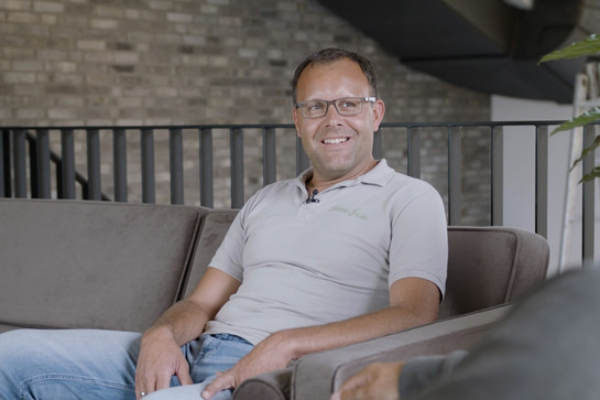 Mitarbeiter der James Farm sitzt auf einem Sofa