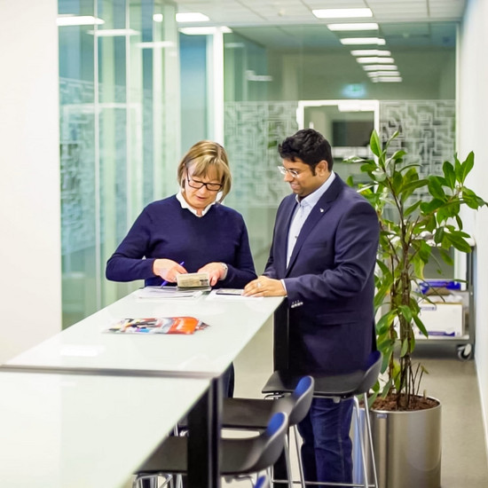 Zwei Danfoss Mitarbeiter unterhalten sich