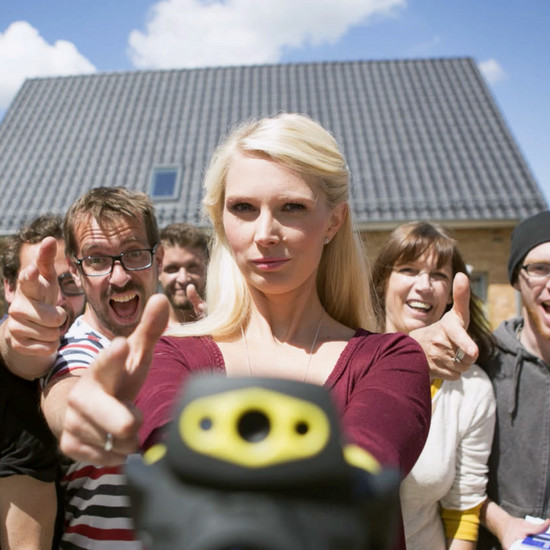 Eine blonde Frau zeigt ihren Daumen nach oben