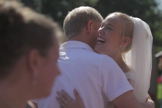 bb_hochzeitcb_teaser_05.jpg Ein Mann umarmt Kristina nach der Trauung