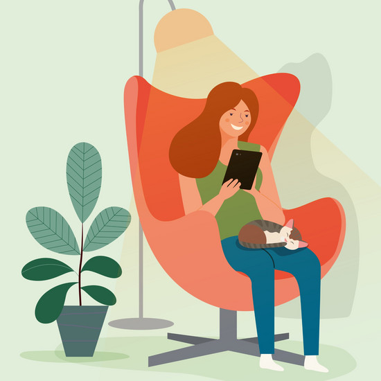 Eine rothaarige Frau sitzt mit ihrer Katze auf dem Schoß