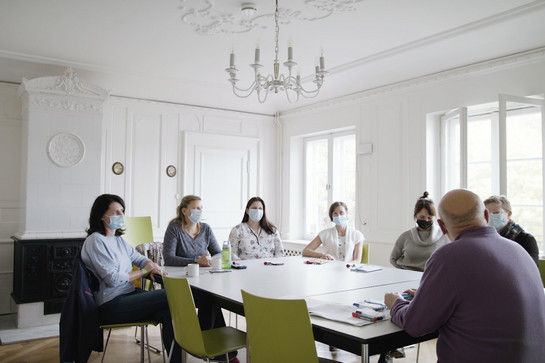 drk Mitarbeiter sitzen gemeinsam an einem Tisch