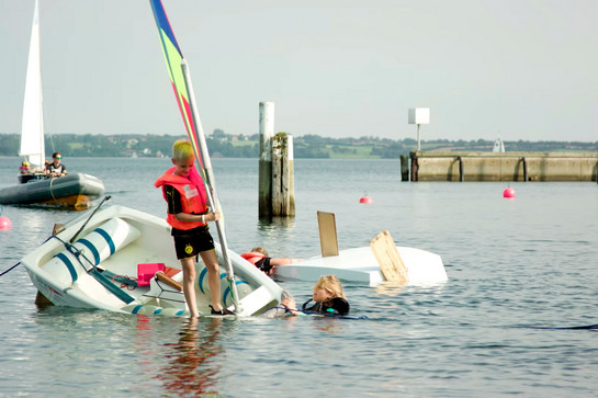 Zwei Kinder kentern mit ihrem Boot
